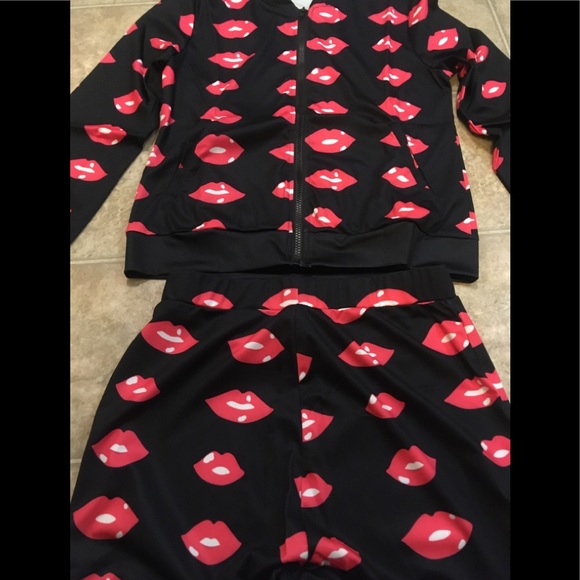 💋💋💋 LIPS Zip up 💋💋Jacket Style Top & Joggers/Leggings/Pants Outfit - Picture 2 of 5